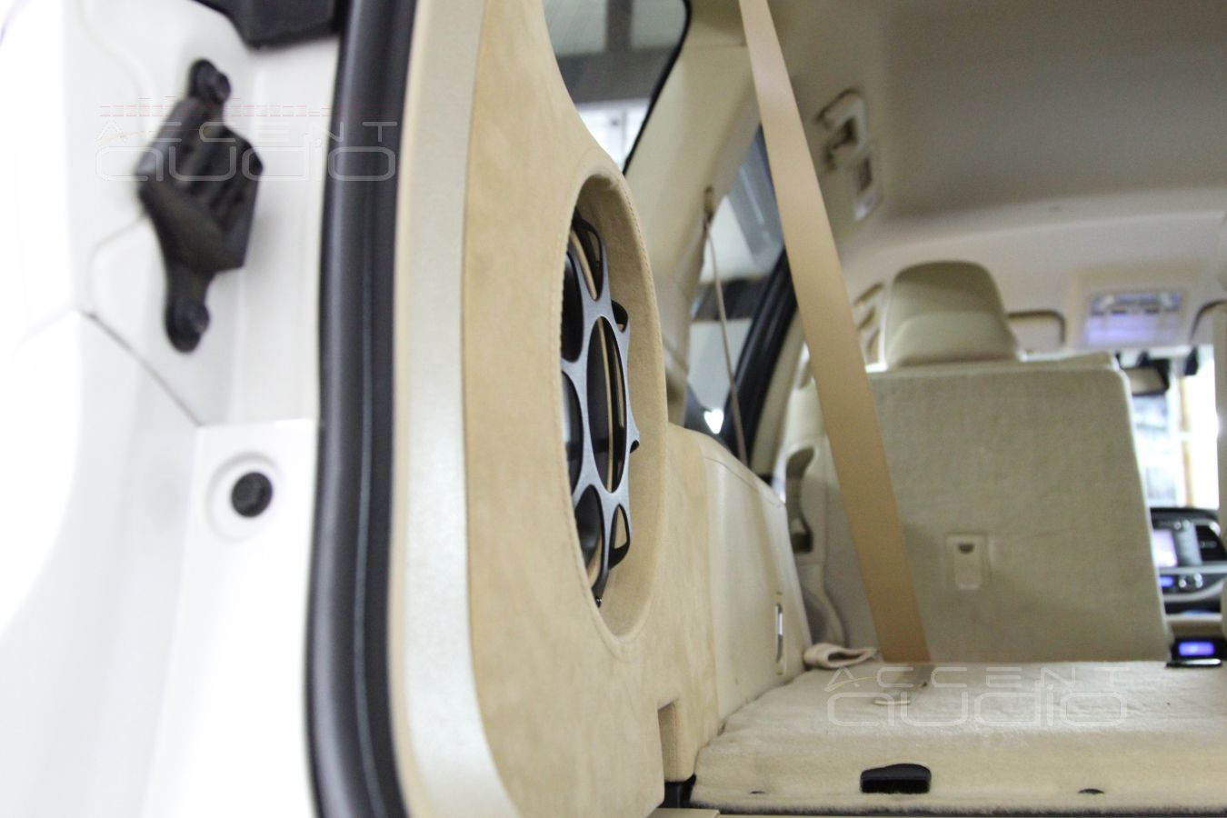 Встроенный сабвуфер в Toyota Highlander 2015 не мешает 3 ряду сидений