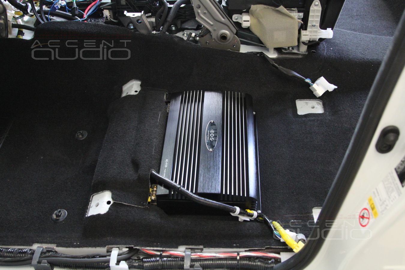 Усилители E.O.S AE-475 LE и E.O.S AE-4100 под сидениями Toyota Prado 150