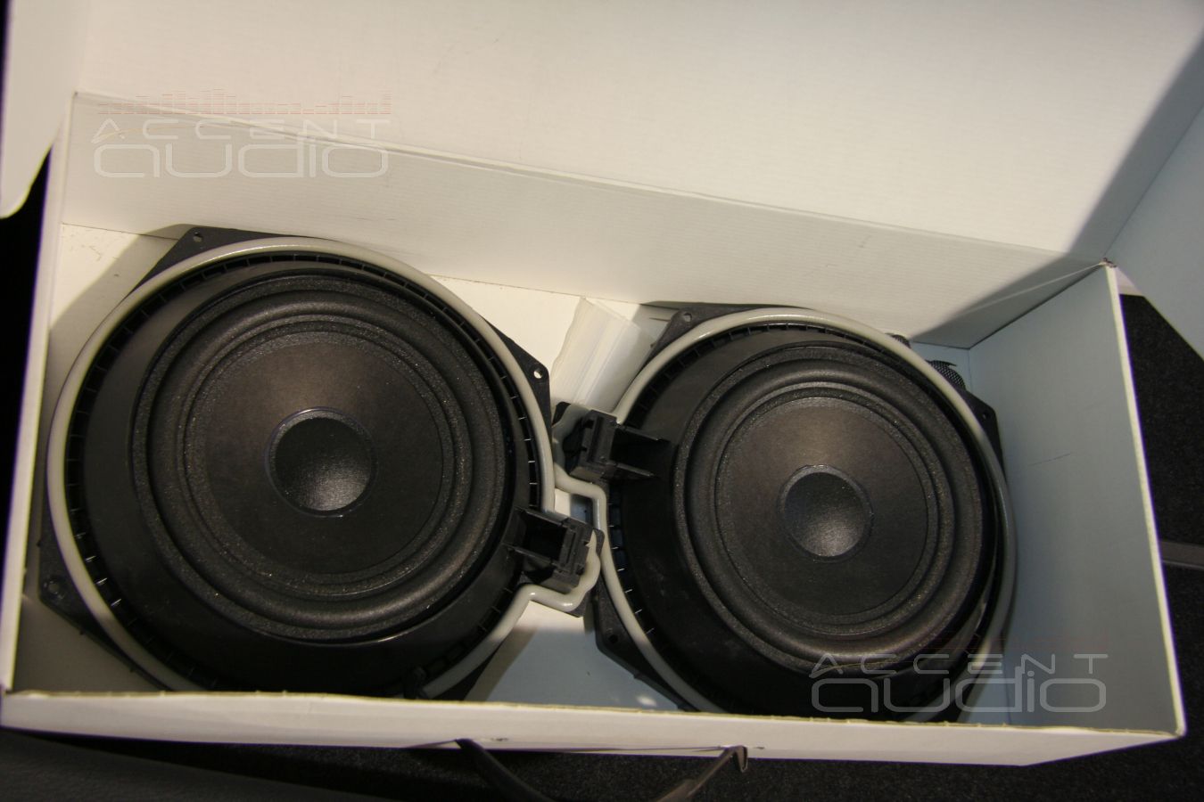 Ненапольные мидбасы Eton в штатных местах BMW X1