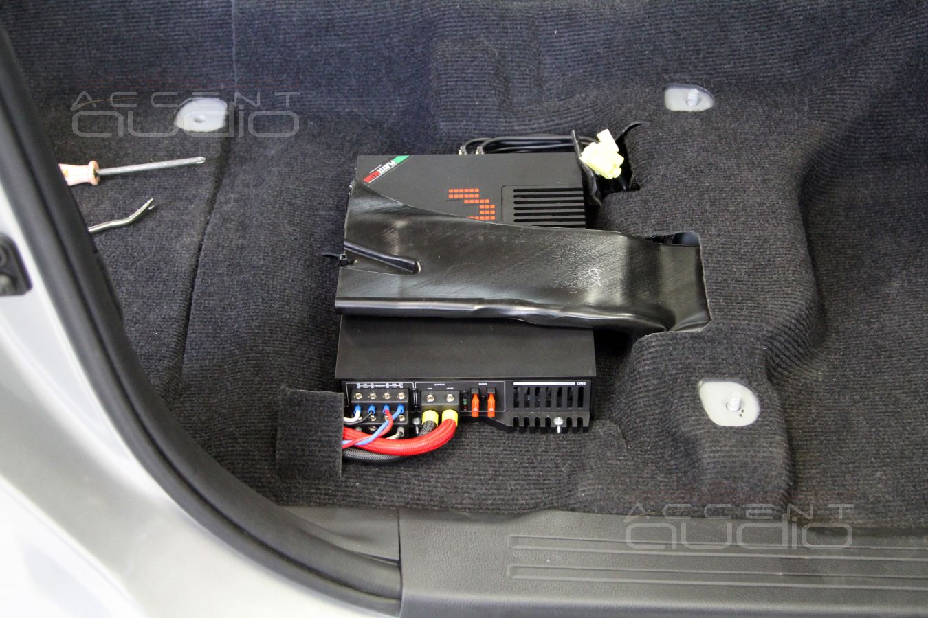 Установка усилителя Mosconi ONE 130/4