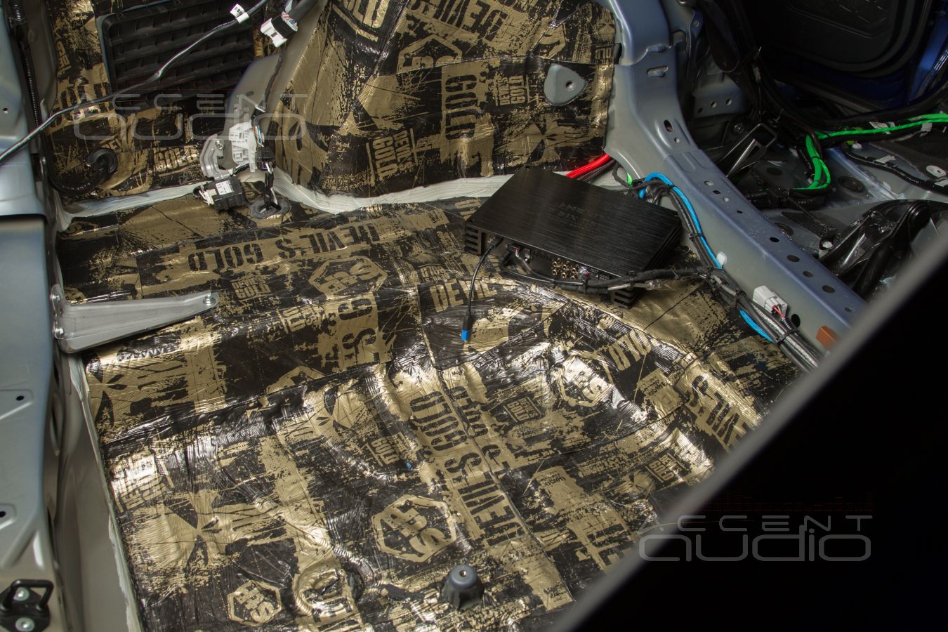 Скрытая установка усилителей Helix в Toyota RAV4