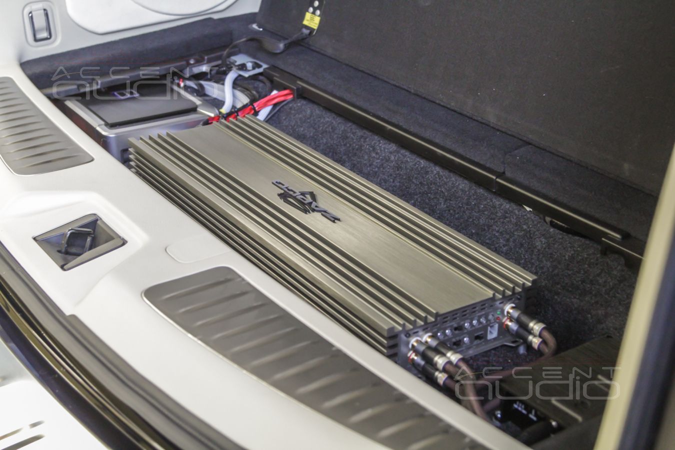 Установка усилителей и аудиопроцессора – каждый на своём месте: Zapco, Alpine и Helix