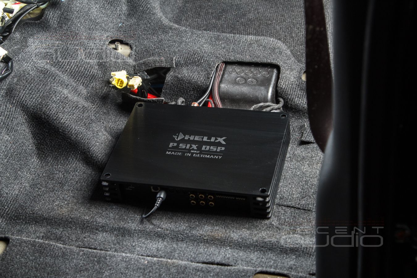 Скрытый монтаж усилителей Helix и Mosconi в Mitsubishi Pajero Sport