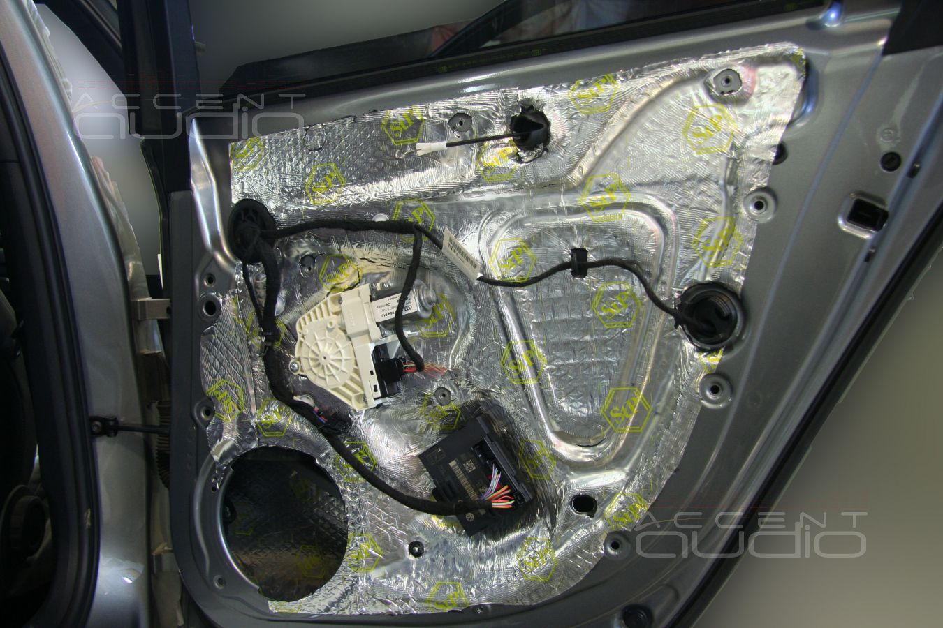 Установка акустики и шумоизоляция в Audi A4