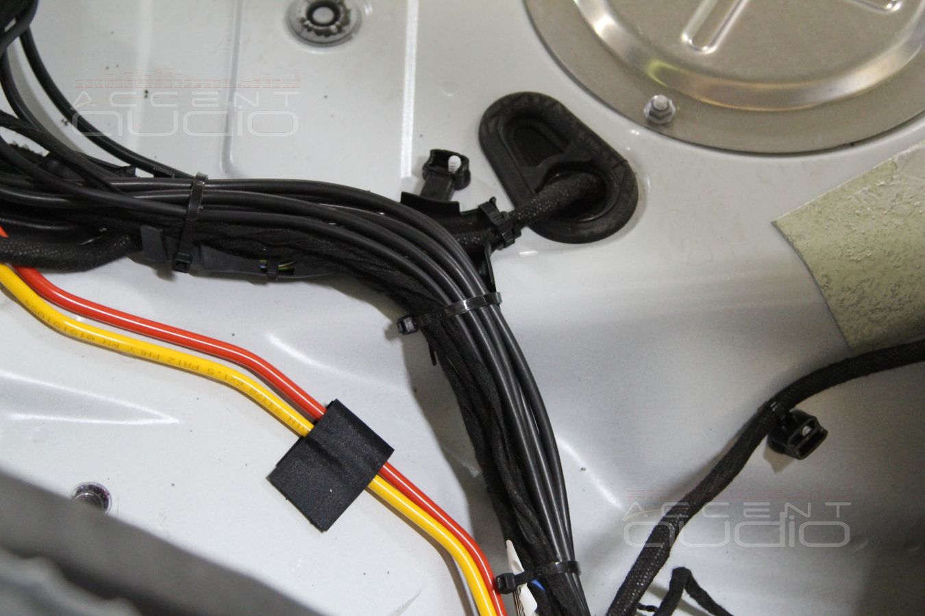 Установка сабвуферного усилителя в Volkswagen Touareg NF