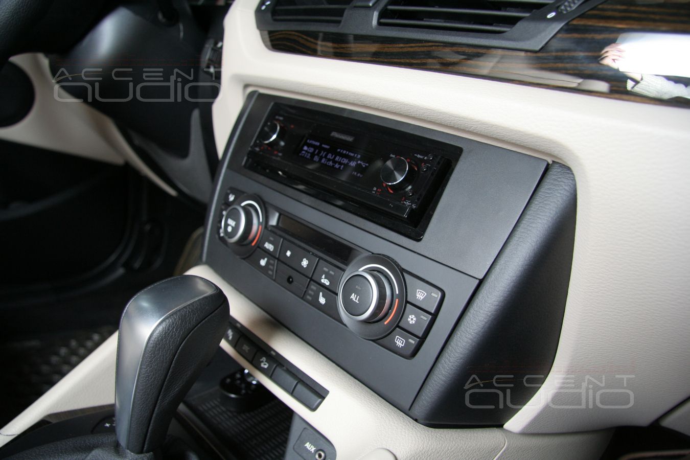 Новая магнитола Pioneer DEX-P99RS в BMW X1 штатно