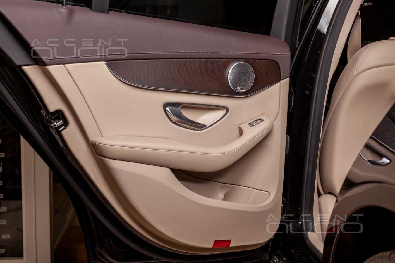 Снаружи Burmester – внутри – E.O.S: установка среднечастотных излучателей в Mercedes-Benz W205