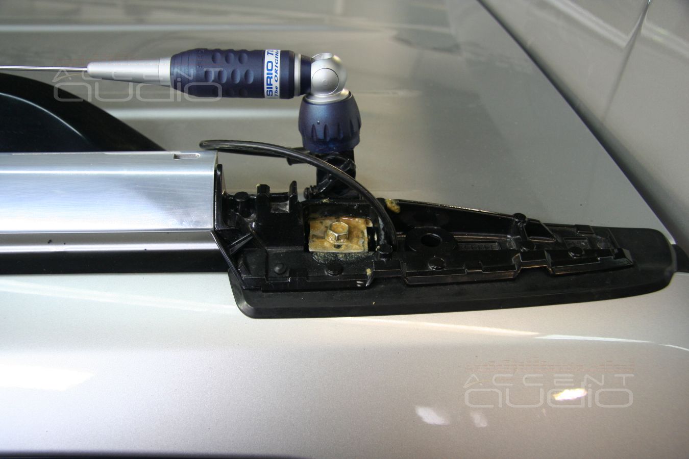 Бережно устанавливаем радиостанцию MegaJet MJ-555 в новый Toyota Highlander