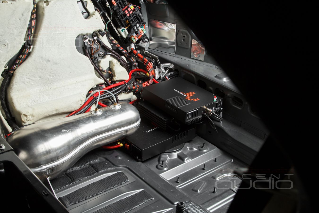 Скрытый монтаж усилителей Helix и Mosconi в Mercedes-Benz GLE Coupe AMG 53