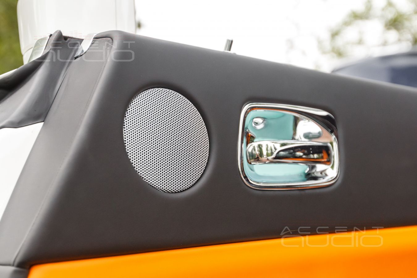 Все по штату: твитеры SOAudio и среднечастотники BLAM в штатных местах Rolls Royce Wraith