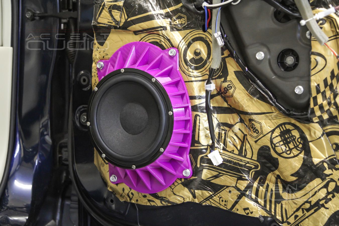 Установка акустики: аудиоподготовка дверей и установка мидбасов Brax в  Infiniti QX80