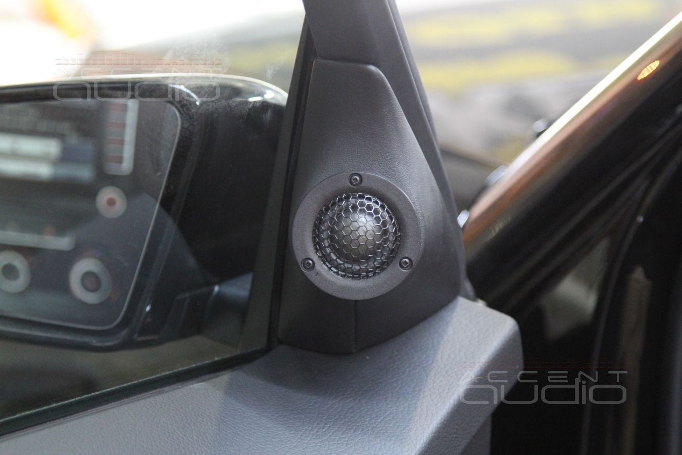 Замена акустики и виброизоляция дверей в Mercedes GLK 2014