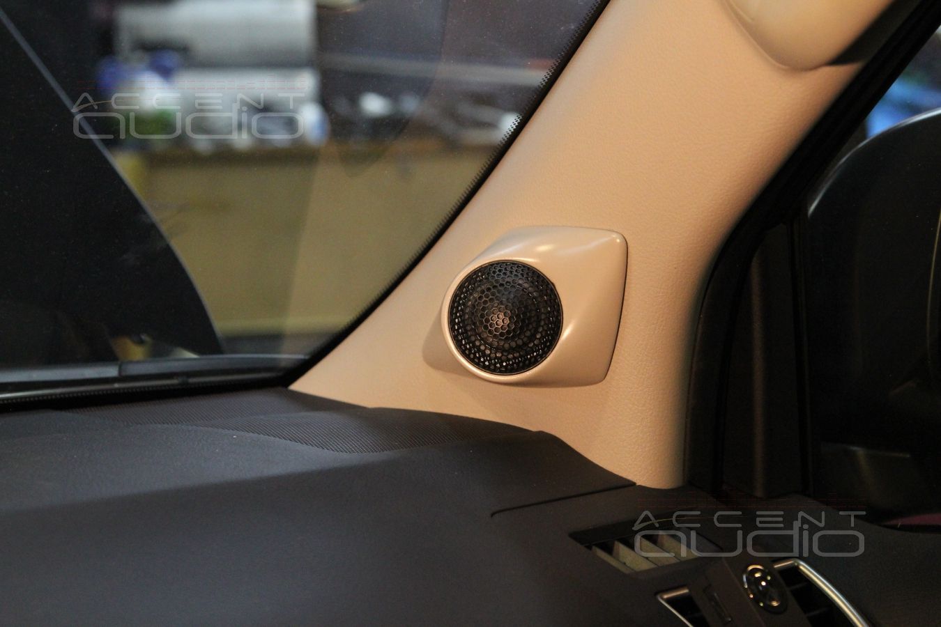 Подиумы под твитеры в Toyota Land Cruiser Prado