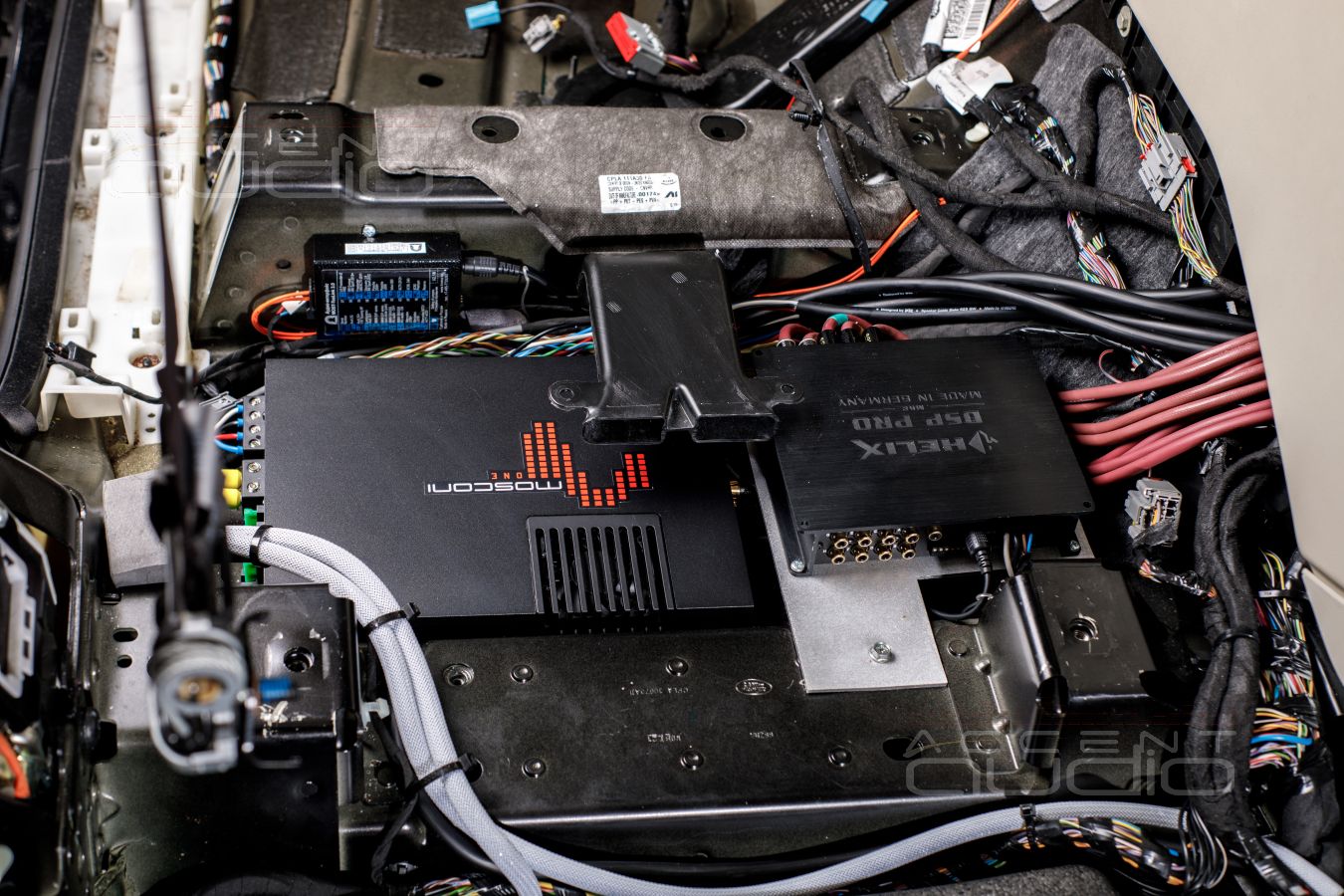 Установка сабвуферного усилителя Mosconi и аудиопроцессора Helix в Range Rover Autobiography