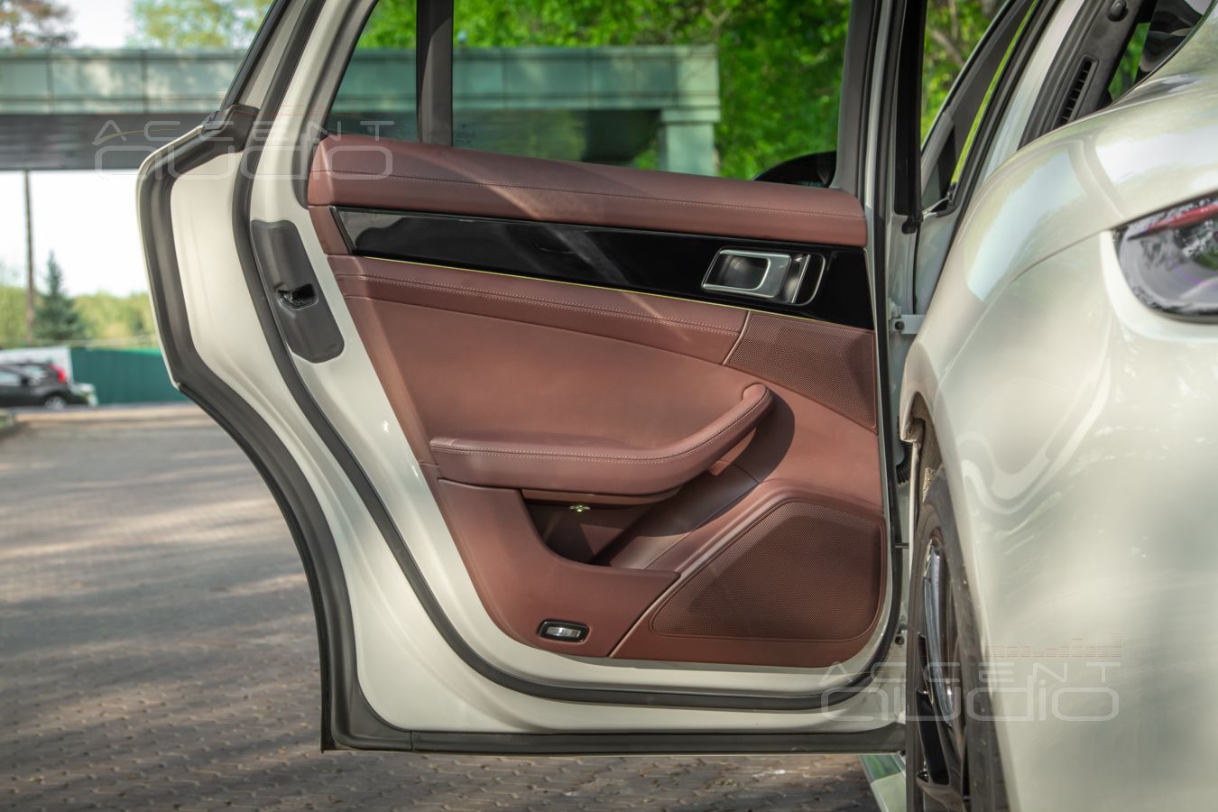 Тыловая акустика в Panamera – не столько для пассажиров, сколько для ClubMusic