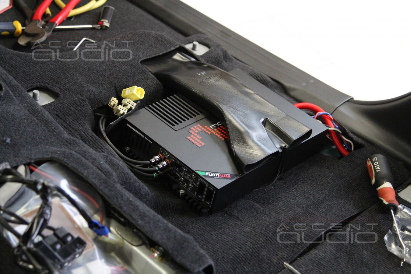 Установка усилителя Mosconi ONE 130/4