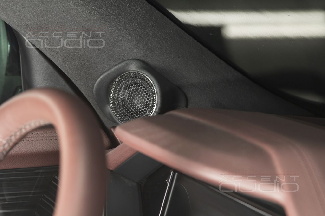 Оригинальный, скрытый и видимый монтаж широкополосных динамиков в Monjaro