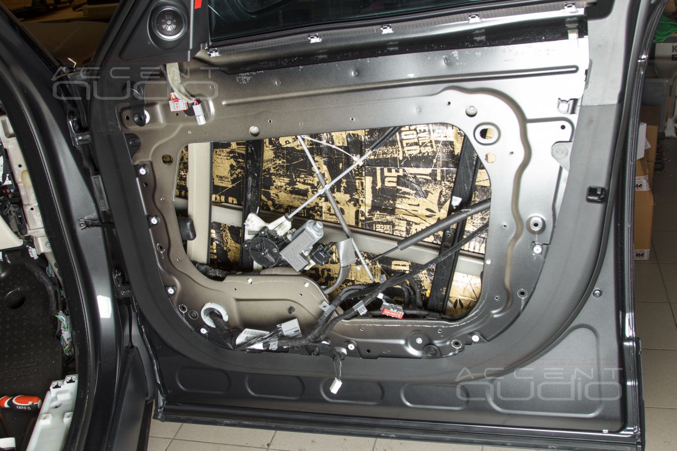 Аудиоподготовка дверей, установка мидбасовых динамиков Brax и SOAudio в Range Rover