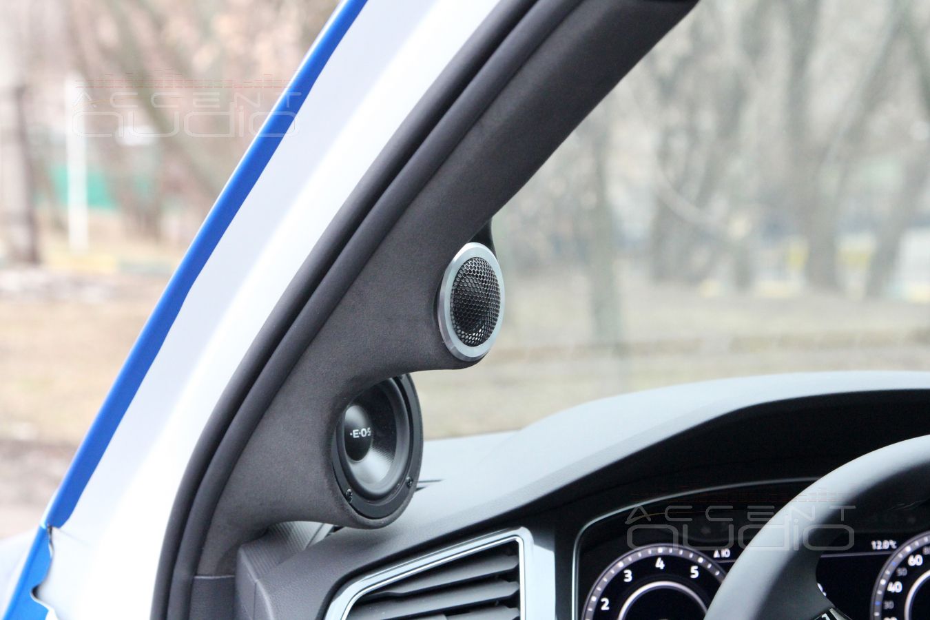 Установка СЧ и ВЧ динамиков – подиумы в стойках лобового стекла Volkswagen Tiguan 2