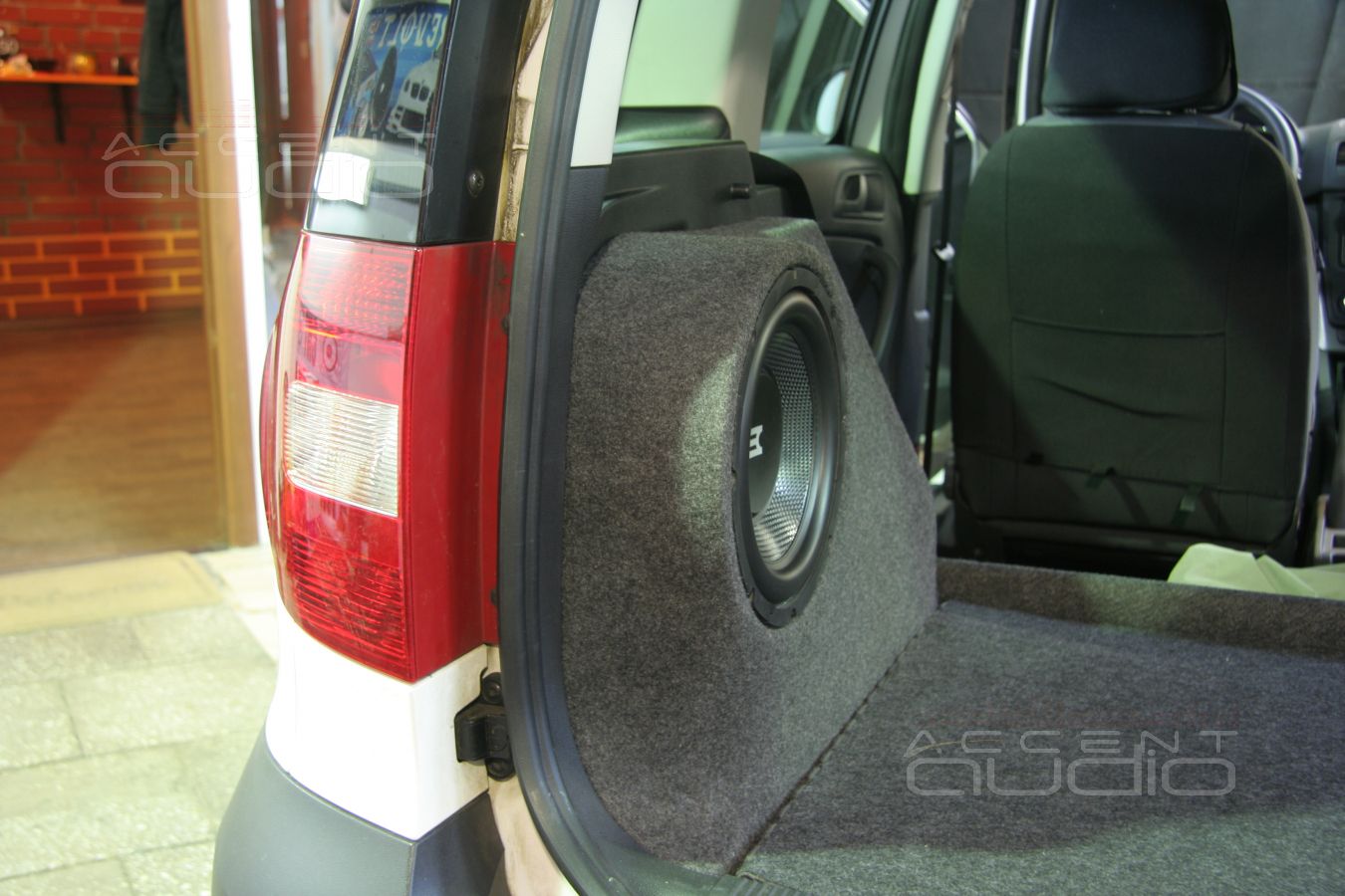 Изготовление и установка сабвуфера стелс в Skoda Yeti