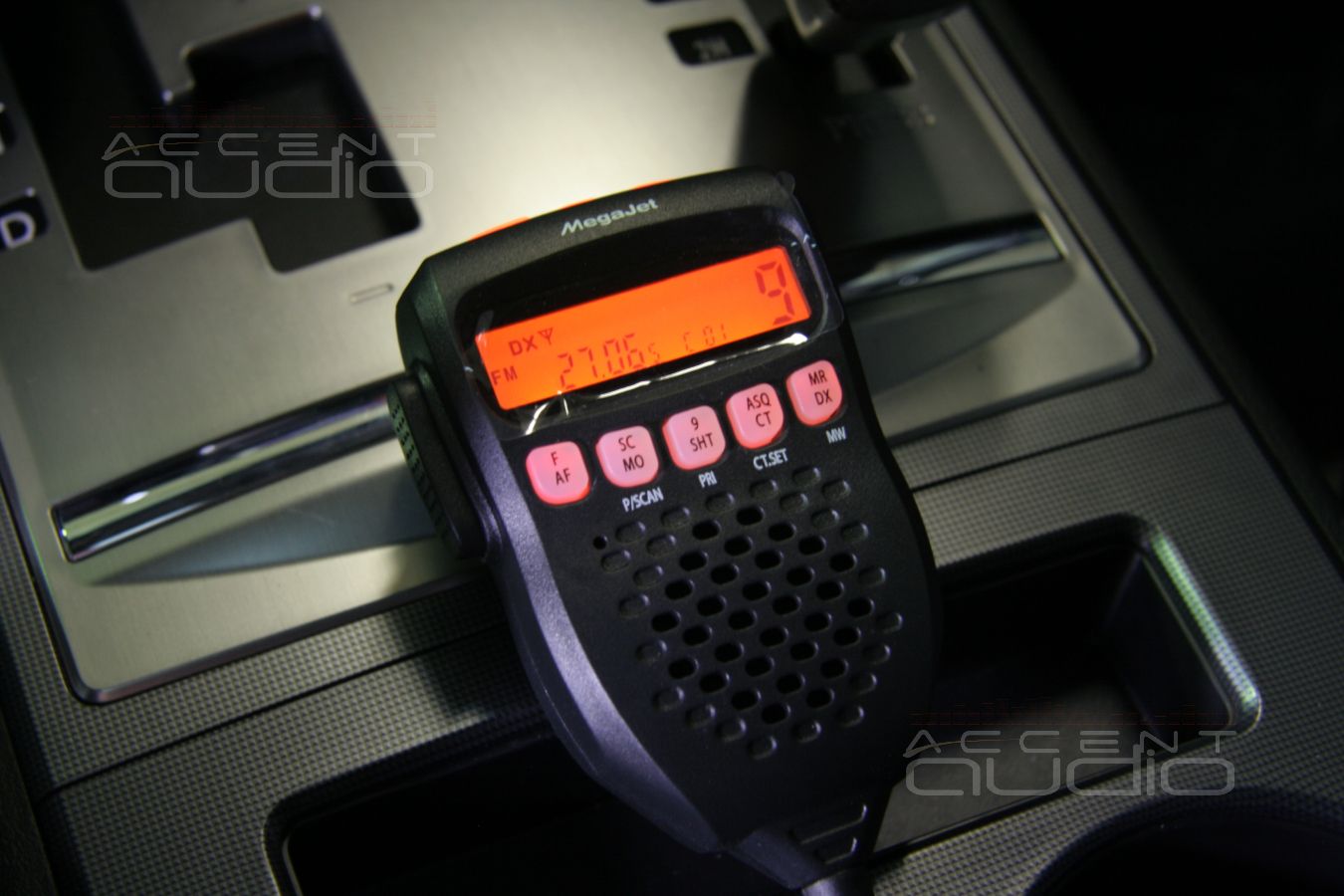 Бережно устанавливаем радиостанцию MegaJet MJ-555 в новый Toyota Highlander