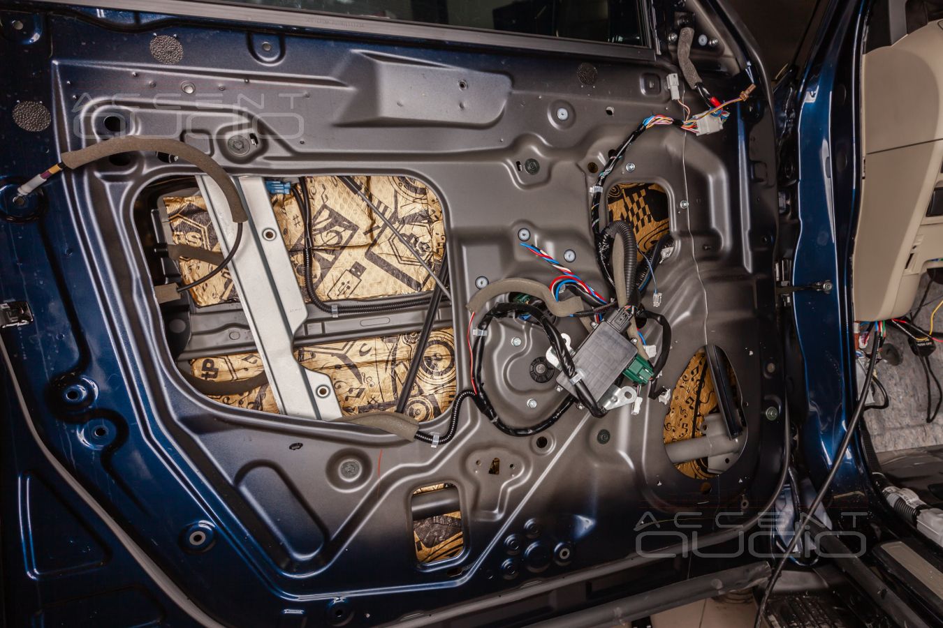 Установка акустики: аудиоподготовка дверей и установка мидбасов Brax в  Infiniti QX80