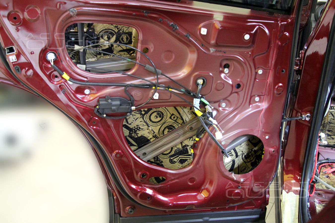 3D печать, установка тыловой акустики и аудиоподготовка задних дверей Toyota Rav4