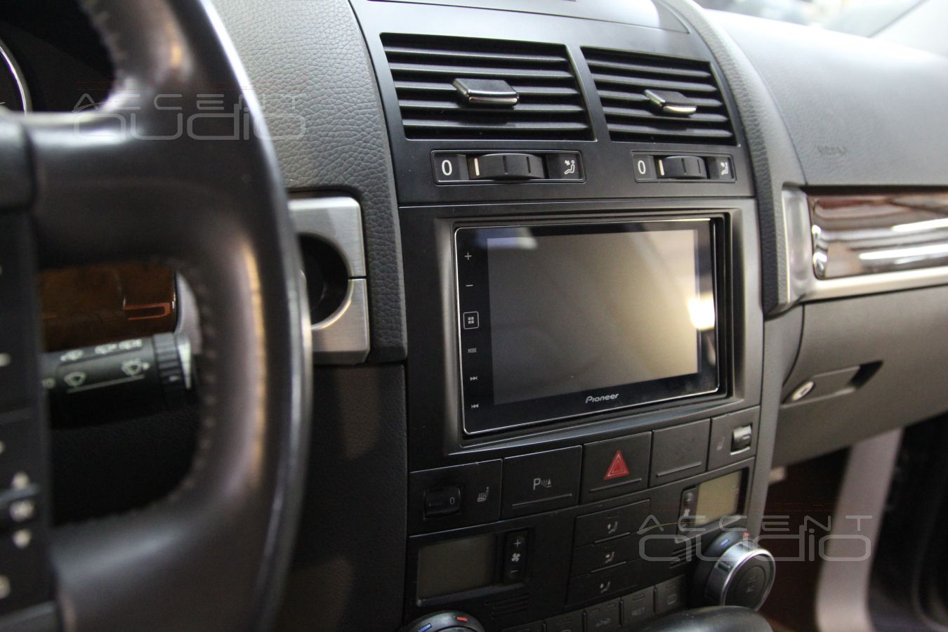 Touareg Update: Black Edition - очередная работа на машине с черным салоном