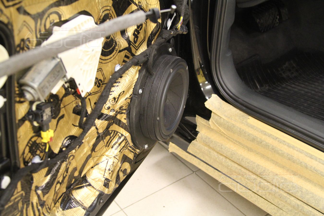 Установка мидбасовых излучателей Scan-Speak Revelator 18W/4531G00 