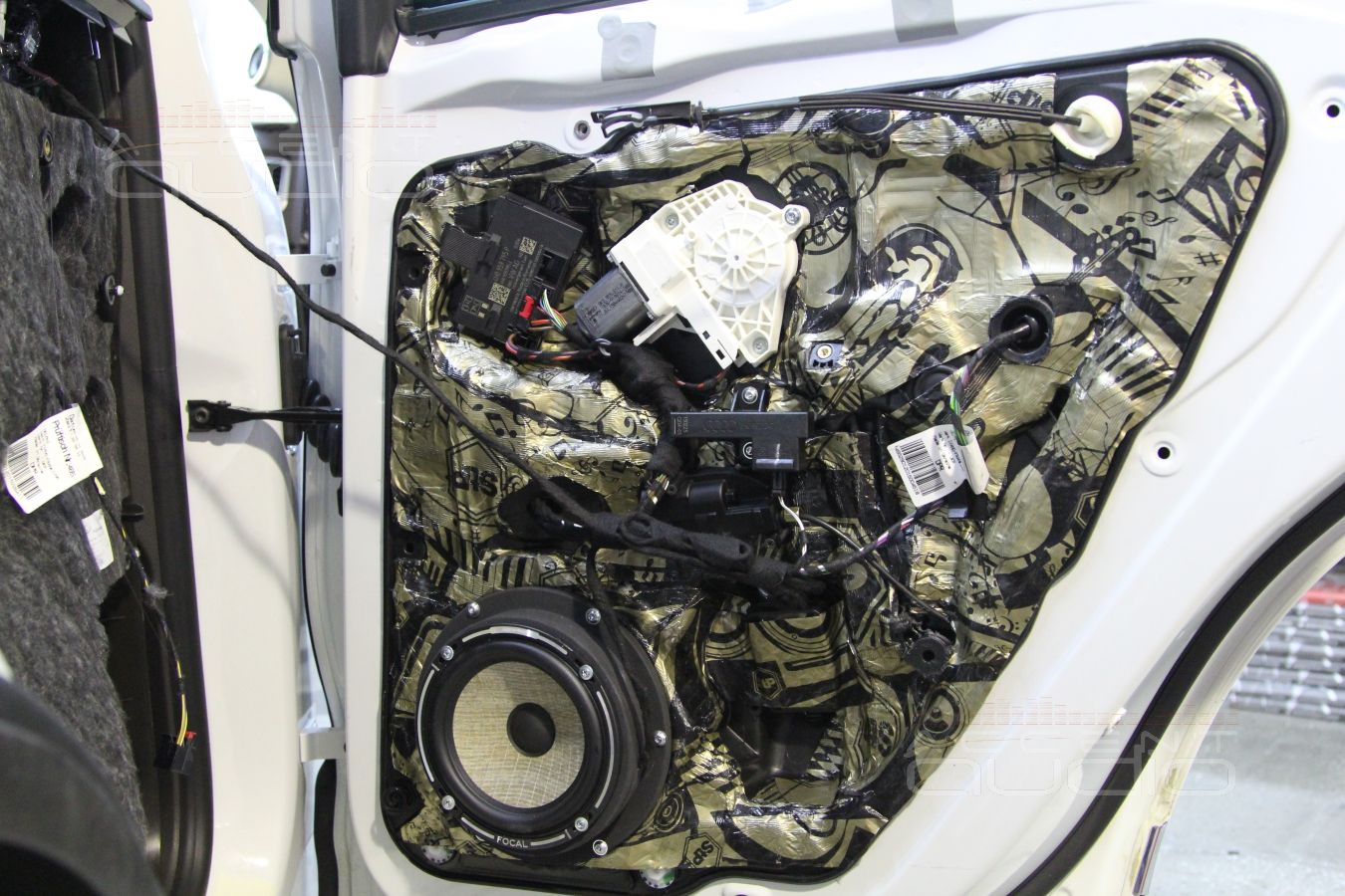 Виброизоляция дверей и установка акустики в Volkswagen Touareg NF