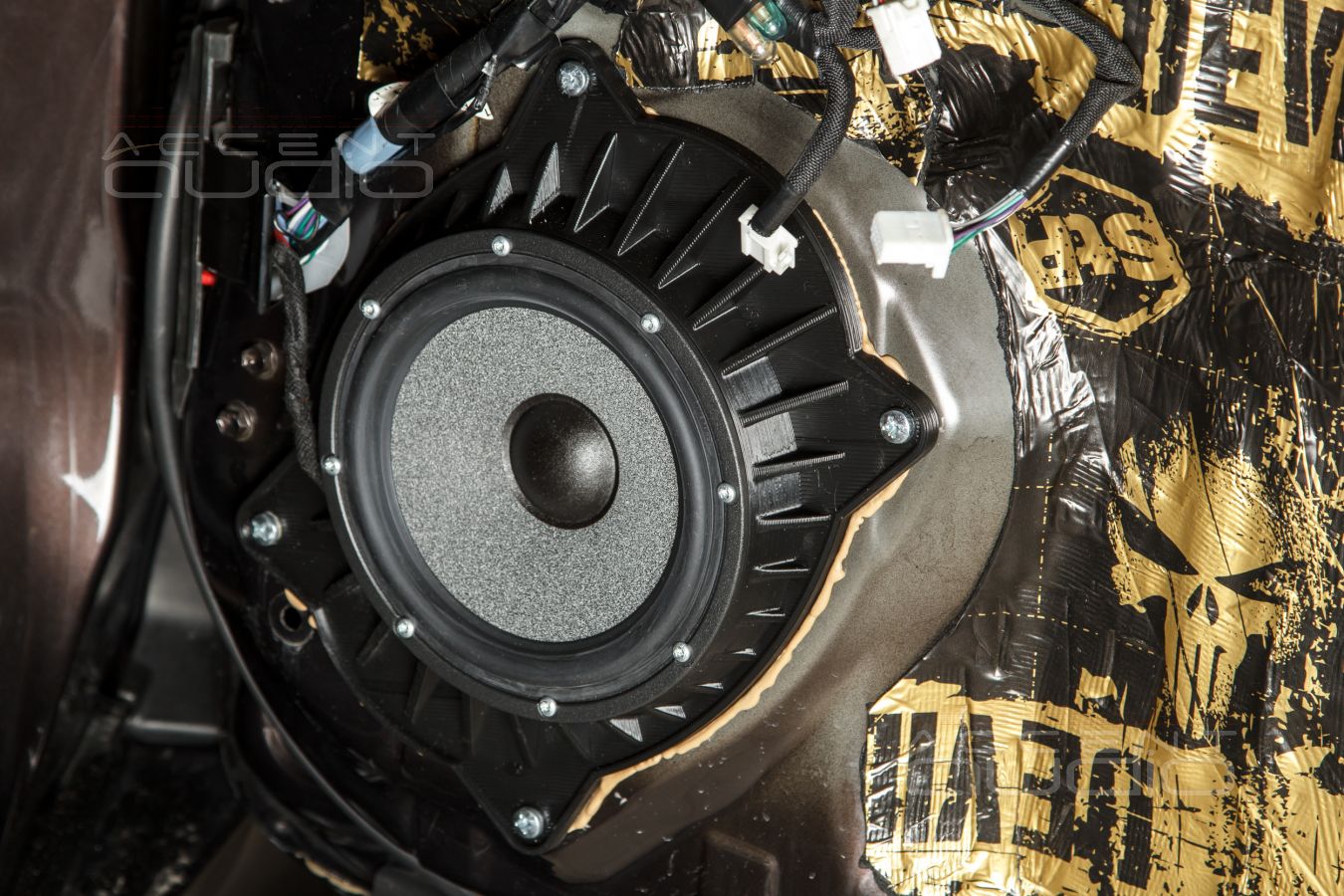 Комплект из двух подиумов для установки 165 мм мидбасовых излучателей в Lexus GX460 2019-2023.