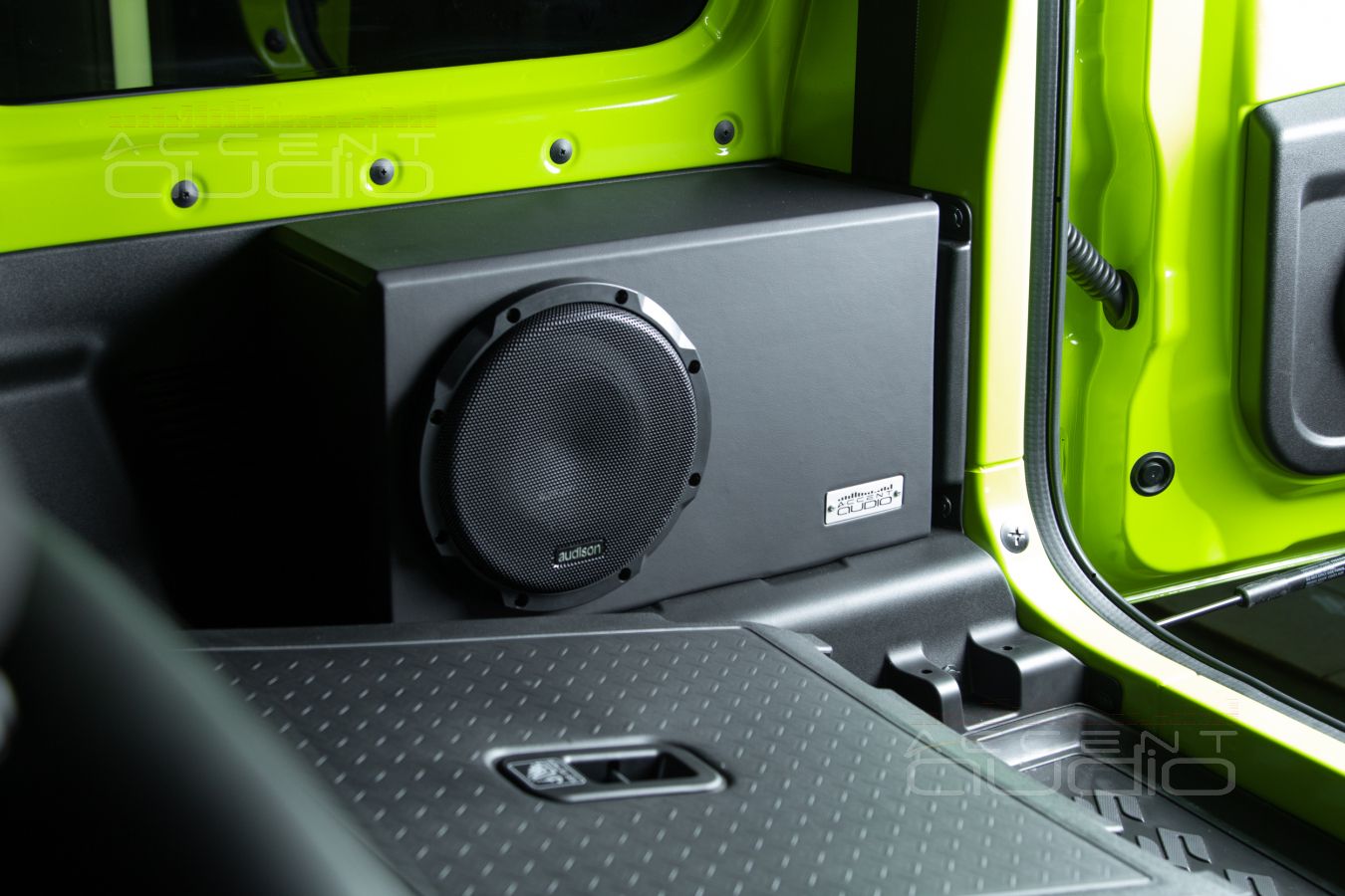 Сабвуфер Audison в маленьком Suzuki Jimny