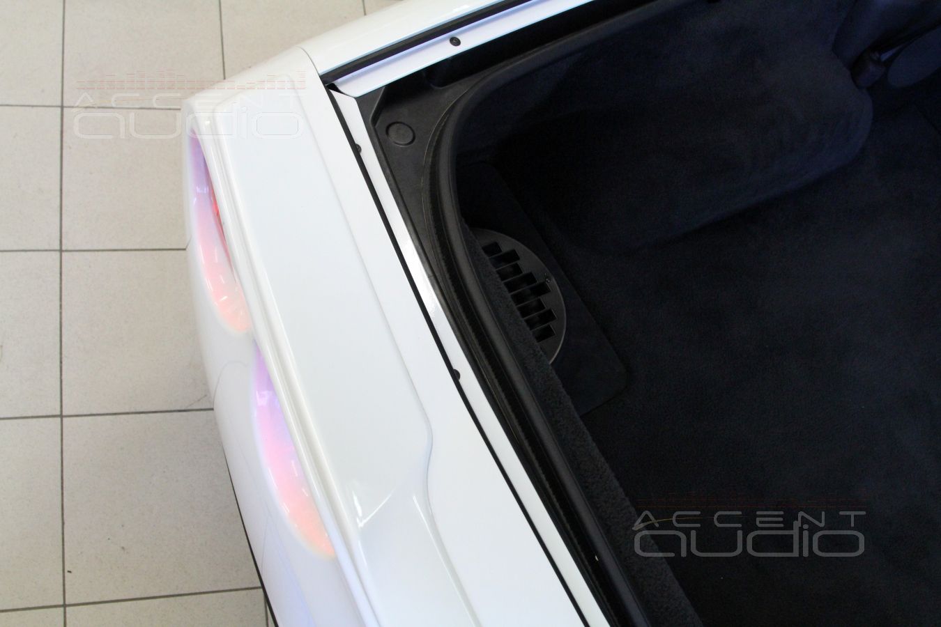 Встроенный сабвуфер-стелс CDTAudio QES-820.