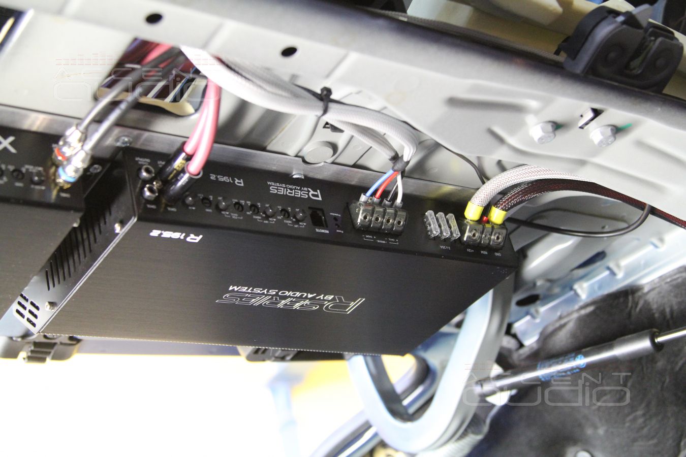 Что нужно для хорошего звука в BMW F30 Установка усилителей