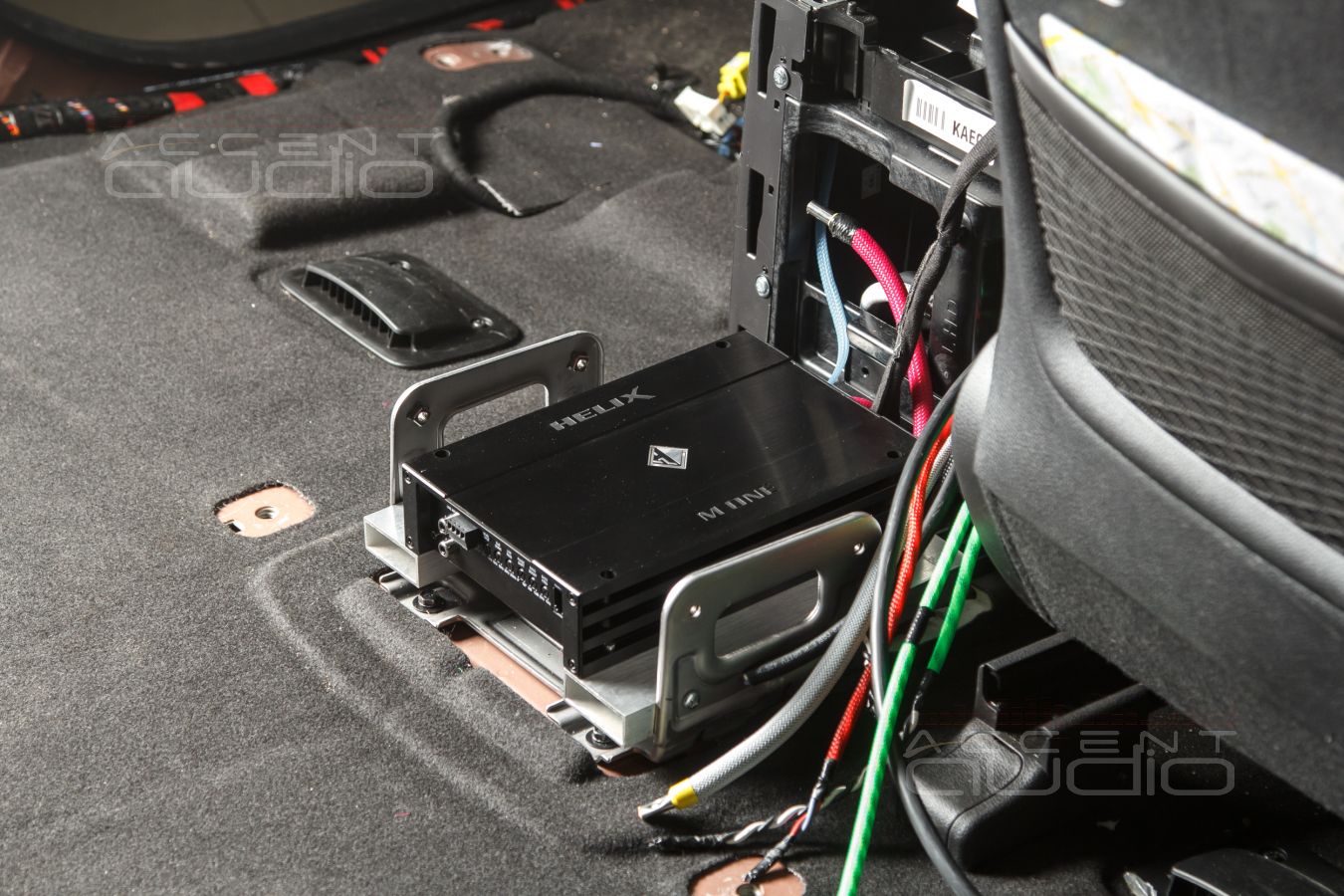 Скрытый, штатный монтаж двух усилителей в Kia Carnival