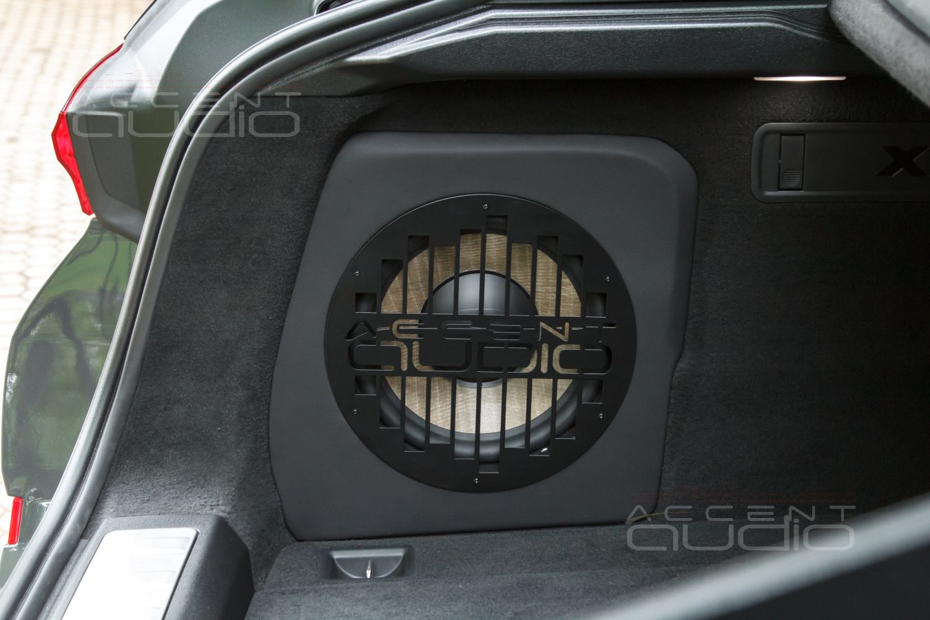 Стильный сабвуфер-стелс Focal FLAX для BMW X6 III (G06)