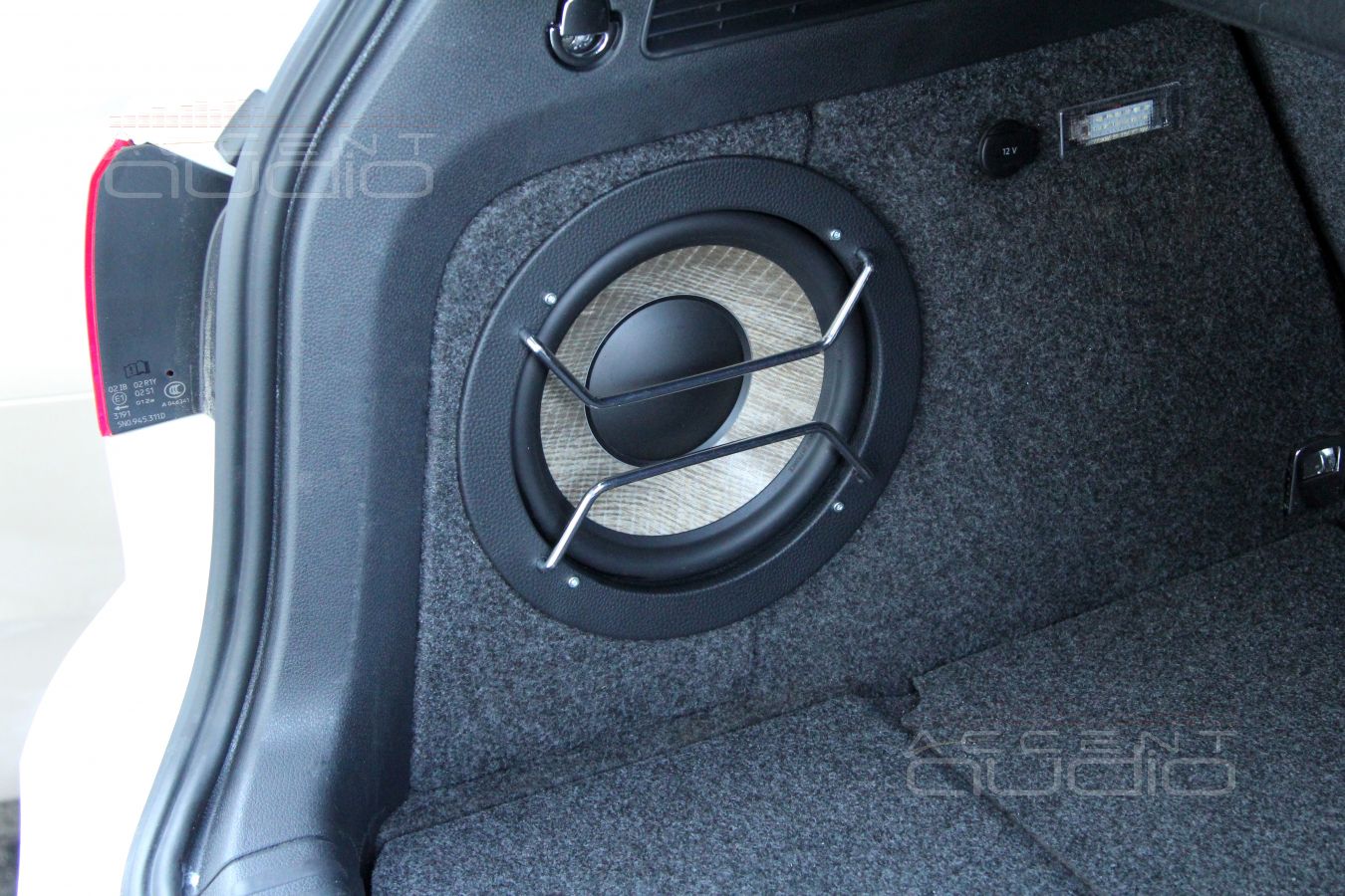 Сабвуфер стелс в Volkswagen Tiguan