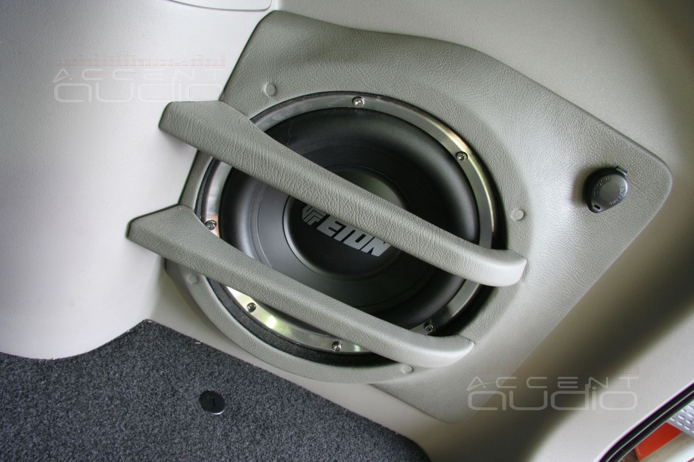 Сабвуфер стелс в Mitsubishi Pajero Sport