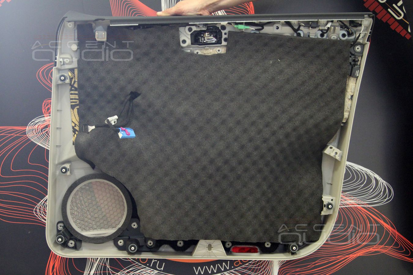 Аудиоподготовка дверей и установка мидбасовых излучателей Brax Matrix 6.1PP