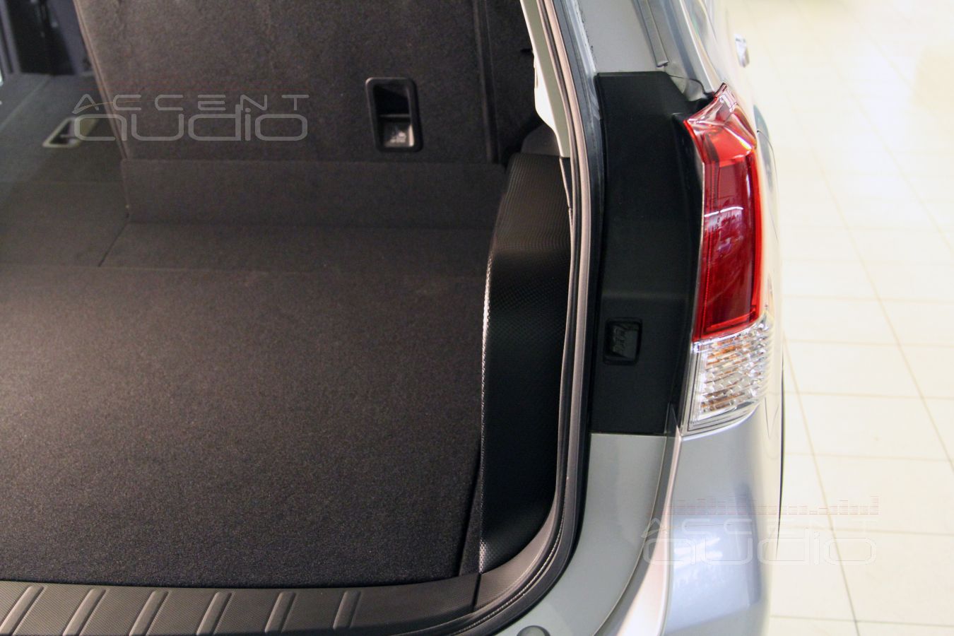 Сабвуфер-стелс с динамиком Dego для Subaru Forester