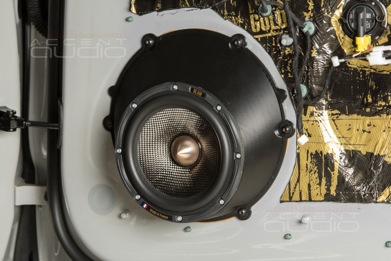 Установка акустики Blam Multix в Panamera в стиле Dali: мидбас и СЧ