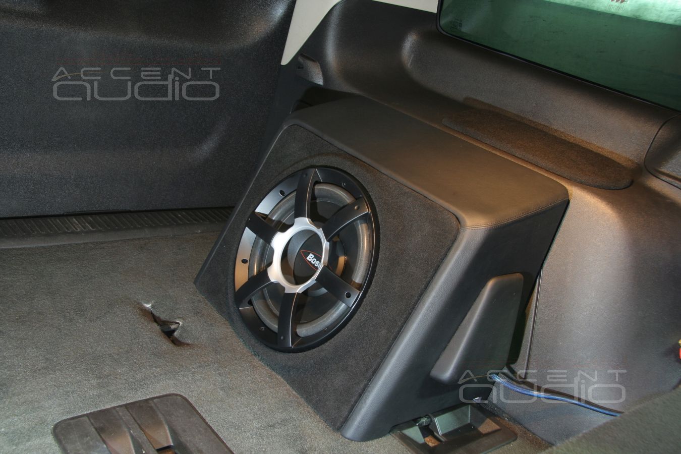 Съемный сабвуфер-стелс Boston в Chevrolet Tahoe