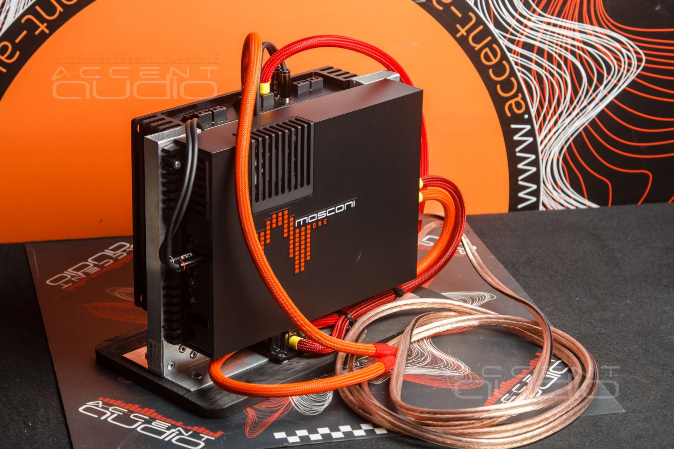 Хитро-штатно-скрытый-оригинальный монтаж усилителей в Mercedes CLS