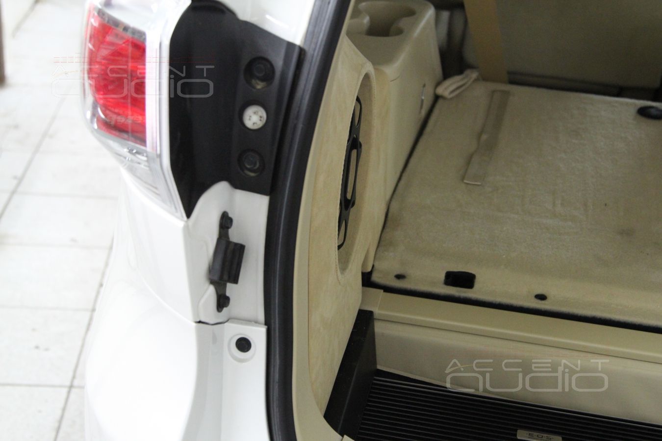 Встроенный сабвуфер в Toyota Highlander 2015 не нарушает функционал съемной полки