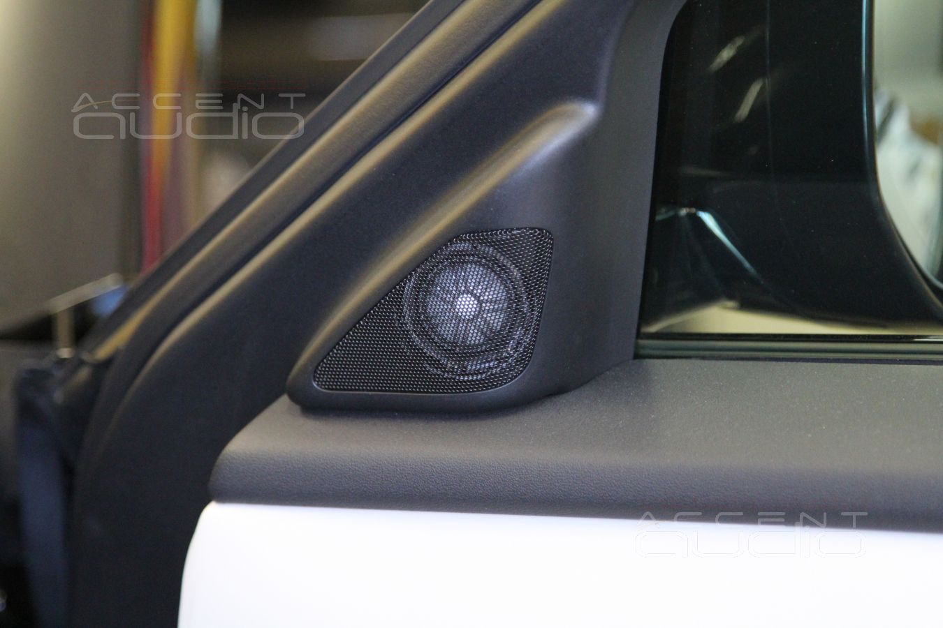 Разбираемся с заводскими системами в разных комплектациях Range Rover Velar