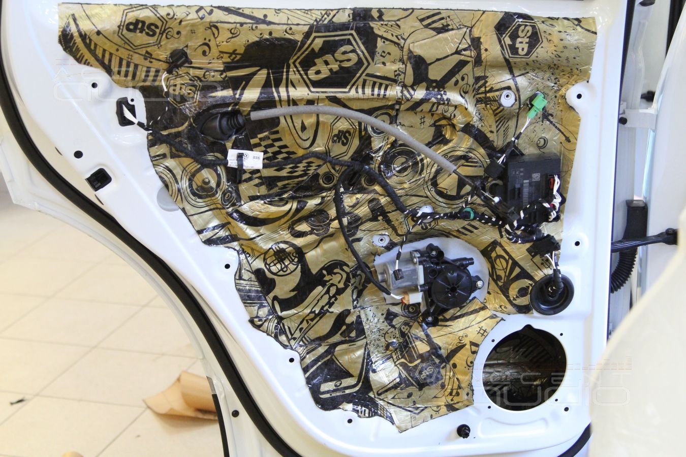 Шумоизоляция Volkswagen Tiguan 2017: аудиоподготовка дверей