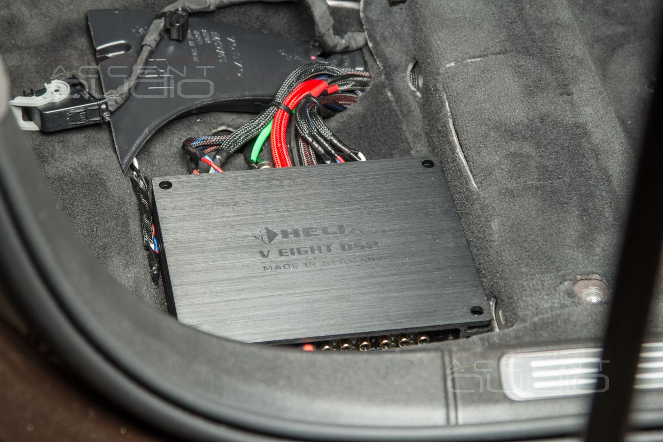 Полностью скрытый монтаж усилителей Helix в Volvo V90 Cross Country