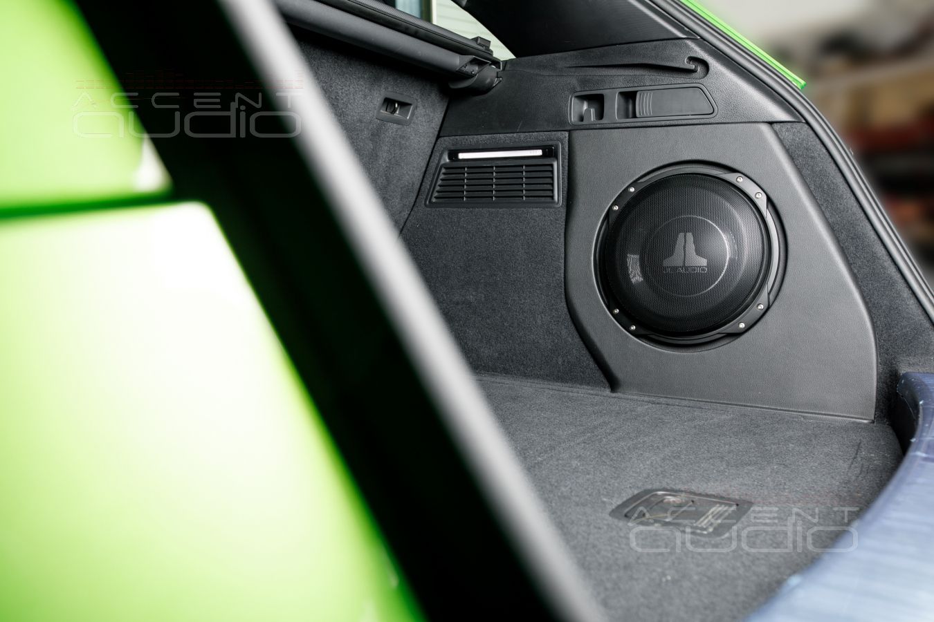 Настоящий американский бас, встроенный в крыло Audi Q5 ll: сабвуфер-стелс от Accent-Audio