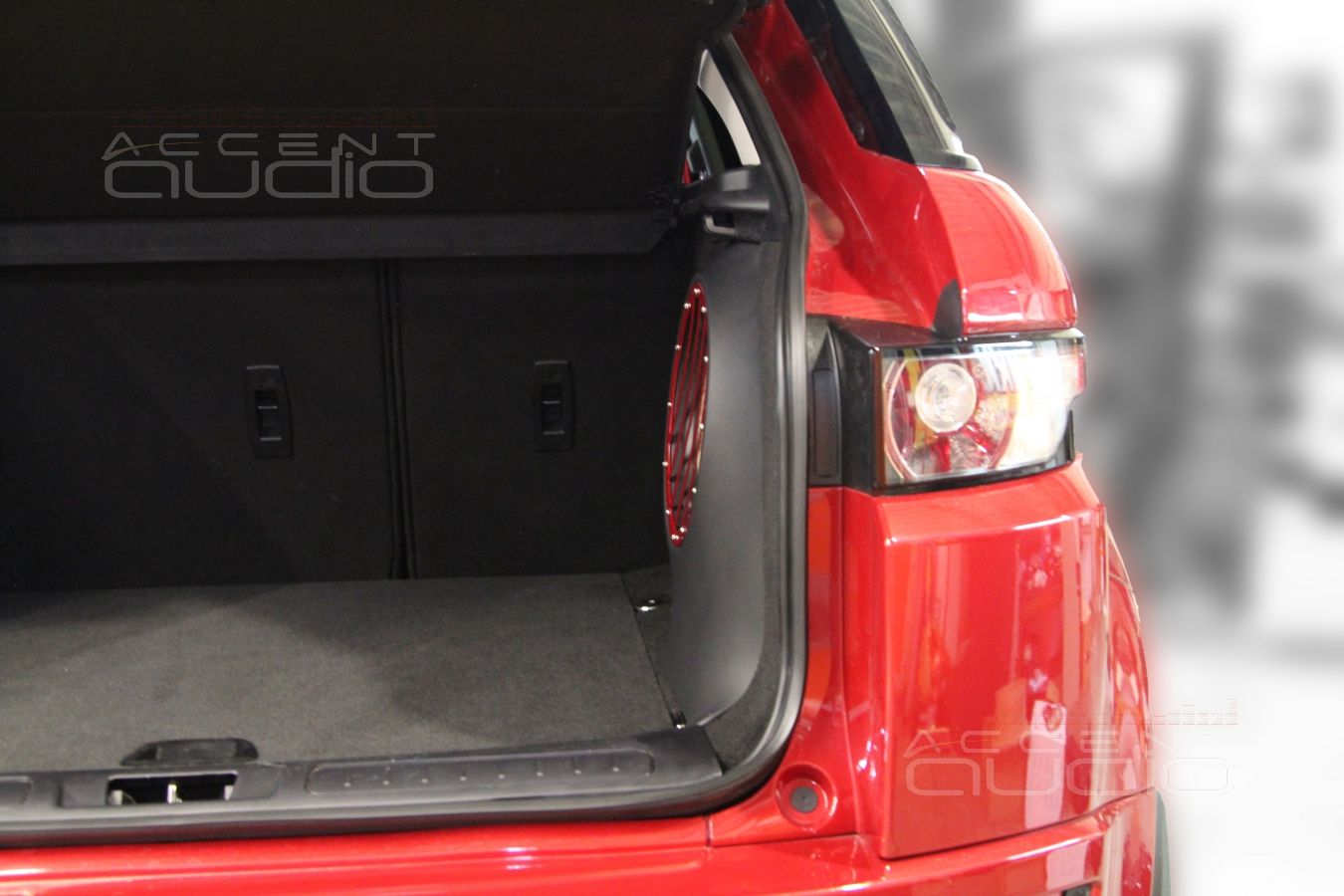 Сабвуфер стелс в RangeRover Evoque