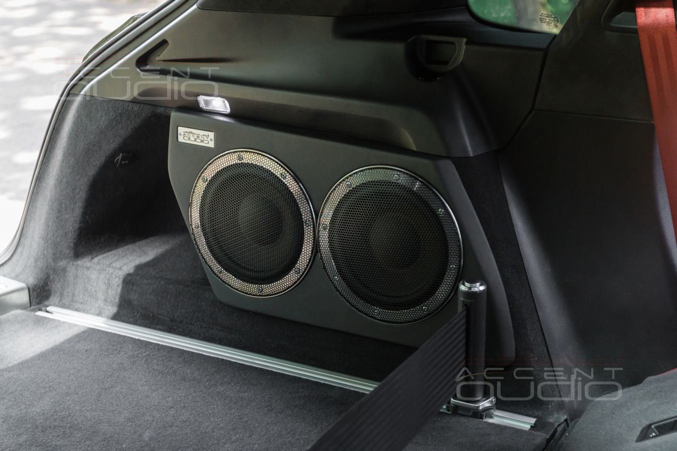 Наша прелесть: сдвоенный сабвуфер-стелс на базе головок Brax ML8SUB для нового Porsche Cayenne